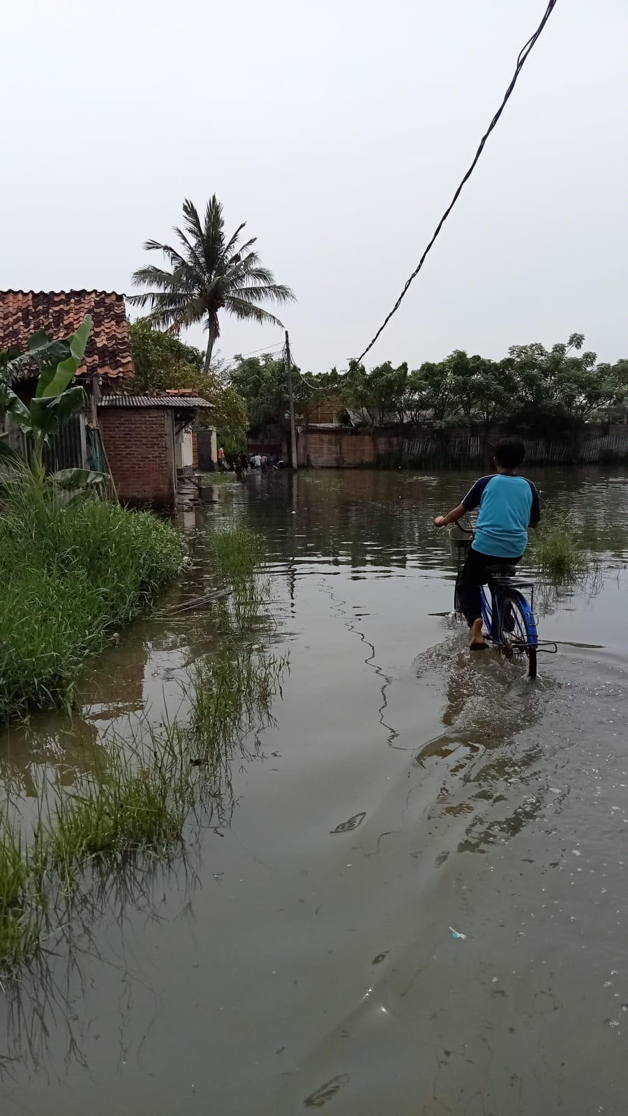 Kampung Cilampe Tangerang Terendam Banjir, 98 Keluarga Terdampak Kampung Cilampe Tangerang terendam banjir. (tangselpos.id/rmn)