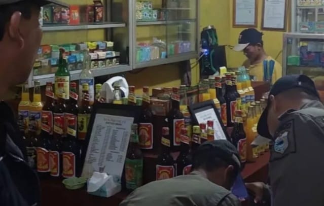 Kedok Penjual Jamu Jajakan Miras di Pandeglang Terbongkar Petugas Satpol PP Kabupaten Pandeglang saat menggeledak pedagang jamu yang ternyata juga menjajakan miras. Foto : Istimewa