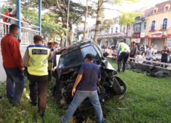 Mobil ringsek akibat kehilangan kendali saat menyetir. Foto : Istimewa