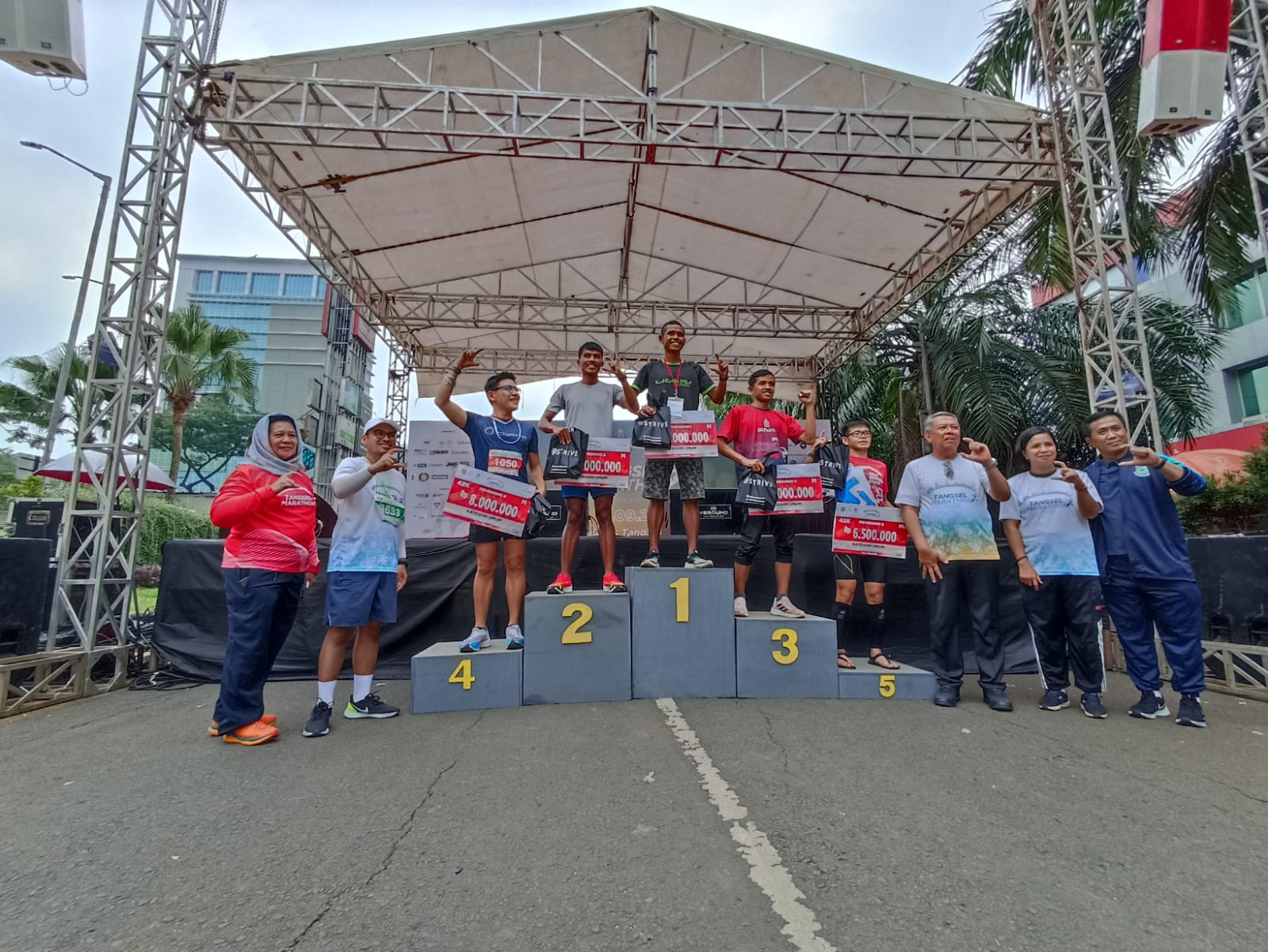 Pembagian hadiah Tangsel Marathon 2022. (tangselpos.id/rmn)