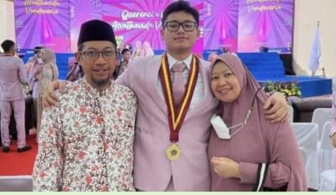 Muhammad Ilyas Adi Nugroho siswa MAN IC Serpong bersama kedua orang tua nya. (Ist)