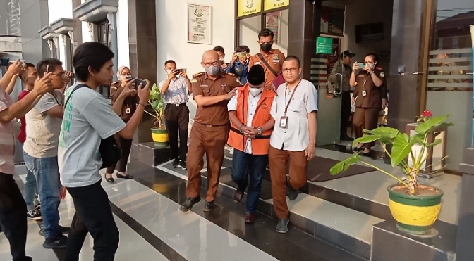 Penyidik menggiring Asep Aed Subadriwiaya, tersangka kasus dugaan korupsi BOS Afirmasi TA 2019 di Dindikbud Pandeglang, Rabu (14/9/2022).(Istimewa)