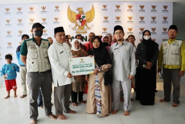 Baznas Tangsel menyerahkan bantuan korban angin puting beliung kepada warga RW 003 dan 015 Kelurahan Ciputat. Foto : Istimewa