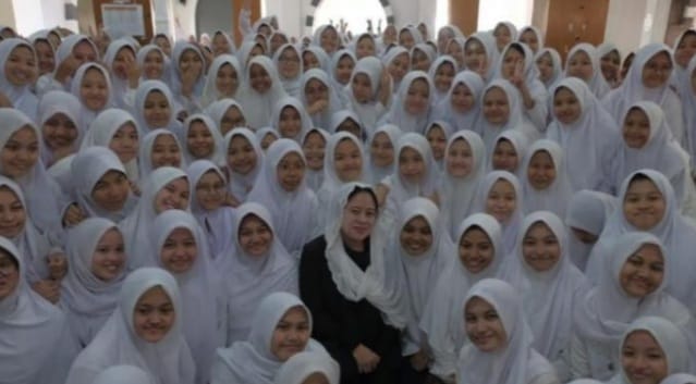 Kunjungi Ponpes Mahasina Bekasi, Puan Sebut Santri Calon Pemimpin Indonesia Puan Maharani diantara santriwati Ponpes Mahasina Daeul Quran wal Hadist Bekasi. (ist)