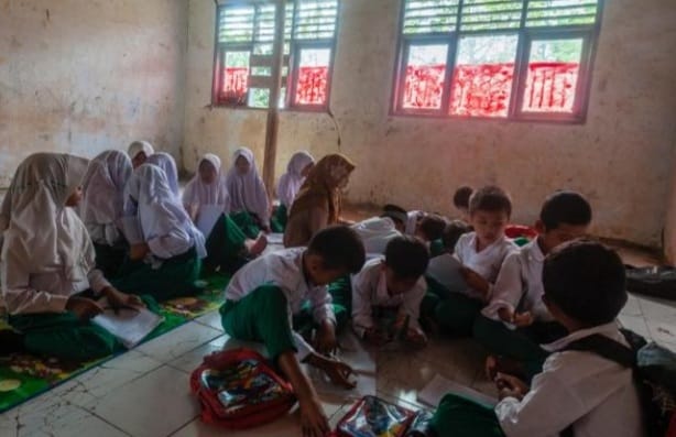 Kurangnya fasilitas siswa Madrasah MI Al-Fatwa Lebak harus belajar beralaskan karpet. (Ist)
