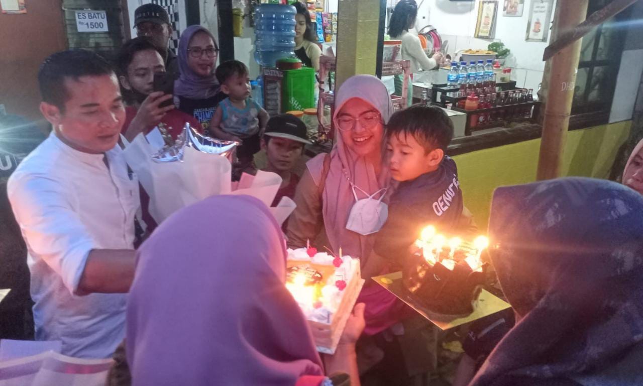 Lolos Semifinal, Denis FC Beri Kado Ultah ke Istri Menejer Menejer Denis FC, Michael Chiox's memberi kejutan ke istrinya usai Denis FC merebut tiket semifinal, Selasa (6/9).(Foto.dok.Panitia Bina Jaya Cup).