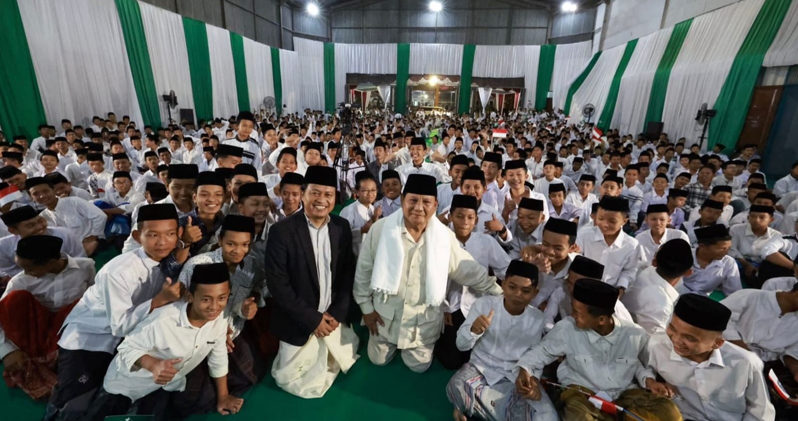 M. Qodari: Game Changer Prabowo Di Pilpres 2024 Prabowo Subianto saat berada ditengah-tengah santri. Foto : Istimewa