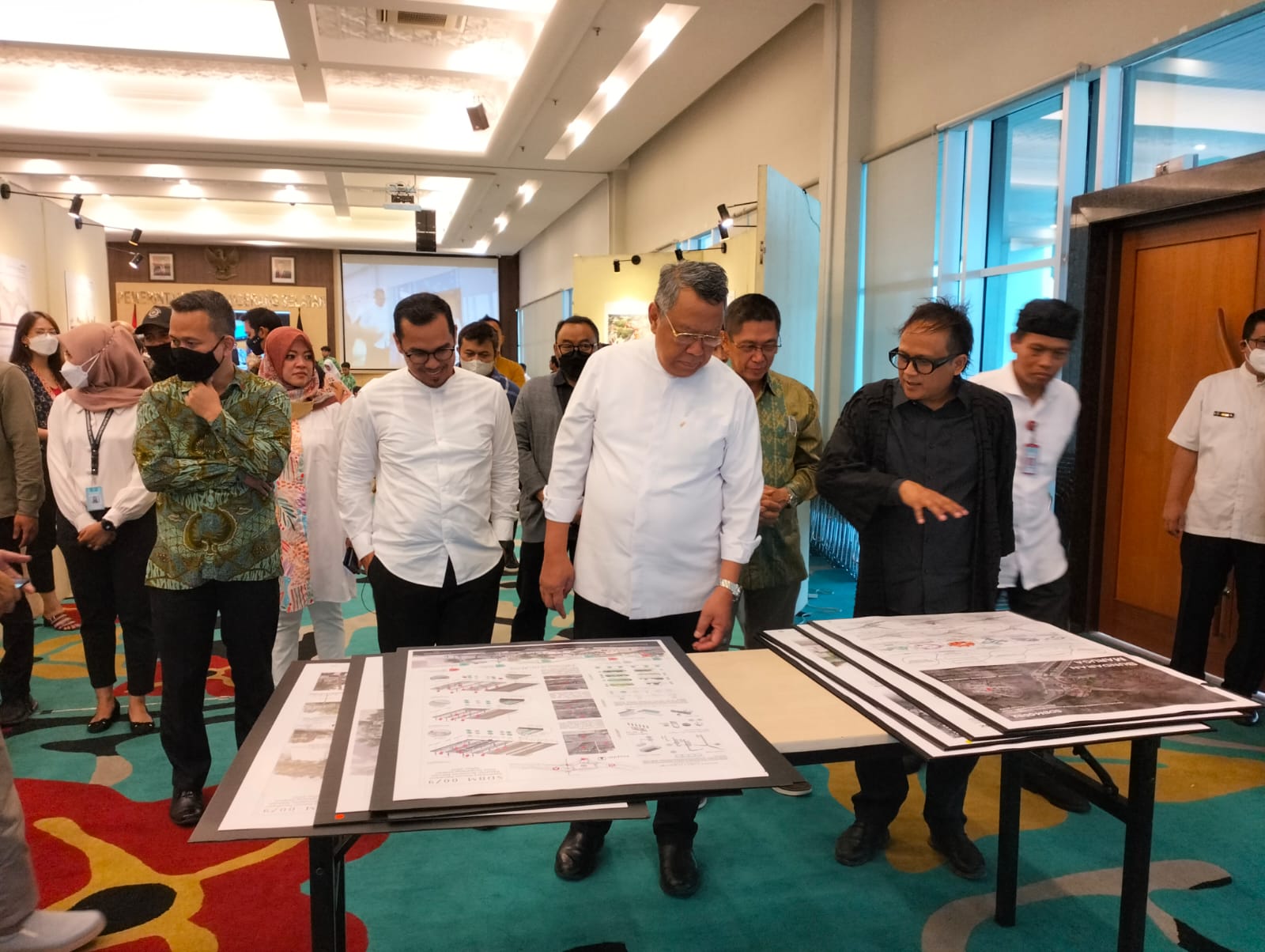 Menyisakan 5 Finalis, Sayembara Desain Bunderan Maruga Memasuki Tahap Akhir Penjurian Proses penjurian tahap II kali ini, dilakukan secara terbuka. Kegiatan tersebut berlangsung di Ruang Blandongan, Puspemkot Tangsel, Jumat (30/9/2022). (tangselpos.id/rmn)