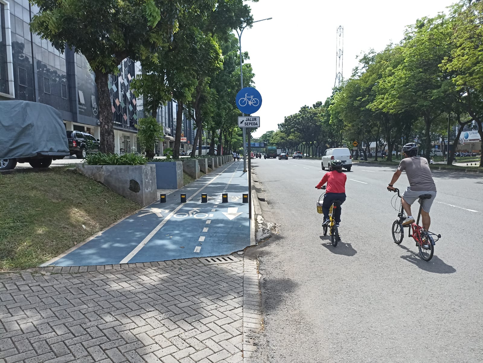 Minat dan Kesadaran Olahraga Masyarakat Kota Tangerang Selatan Meningkat Tampak sejumlah warga Tangsel tengah bersepeda di pagi hari. (tangselpos.id/mg-1)