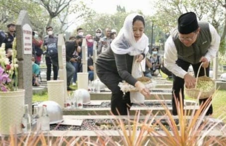 Mingguan Sama Mbak Puan, Cak Imin Happy Puan Maharani dan Muhaimin Iskandar saat tabur bunga di makam Taufik Kiemas. Foto : Istimewa