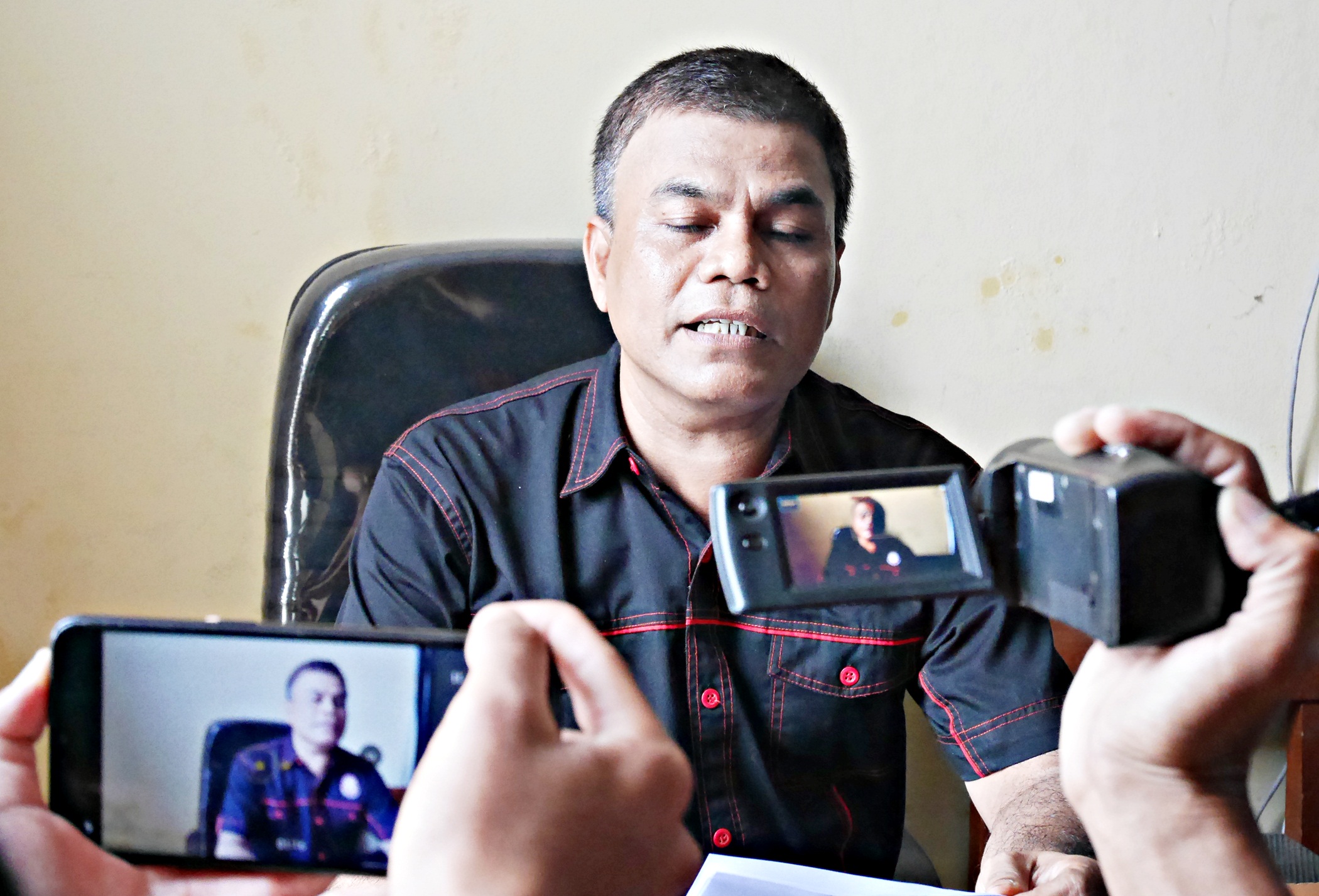 Raki Jubaidi, kuasa hukum Asep tersangka kasus dugaan korupsi pengadaan tablet, saat konferensi pers di Pandeglang, Sabtu (17/9/2022).(Ari Supriadi/Tangsel Pos)