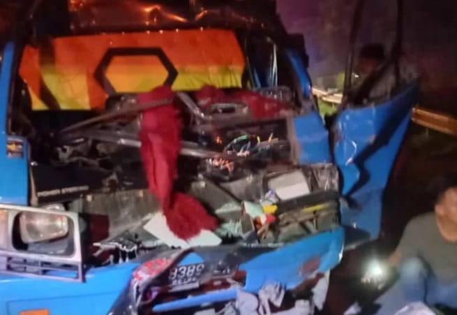 Mobil Pikap Tabrak Truk di Tol Tangerang-Merak, 1 Anak Meninggal Dunia Mobil pikup BE 8389 ZX rusak berat kondisi bagian depan, setelah menabrak truck di Tol Tangerang Merak di km 87. (Ist)