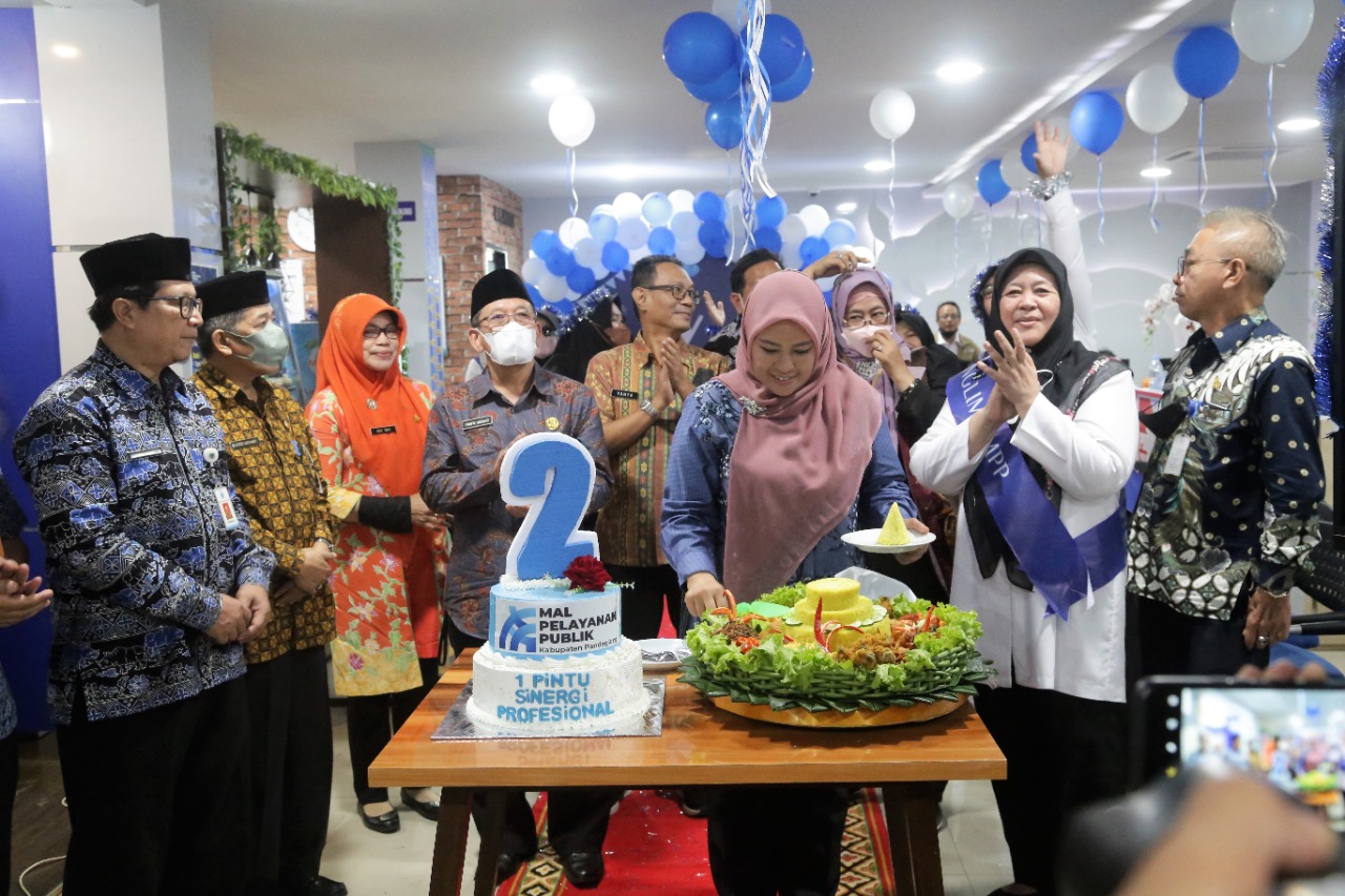 MPP Pandeglang Menjadi Rujukan Pemda se Indonesia Bupati Pandeglang, Irna Narulita, memotong tumpeng dalam acara perayaan HUT ke-2 Mal Pelayanan Publik (MPP) setempat, Jumat (2/9/2022).(Istimewa)