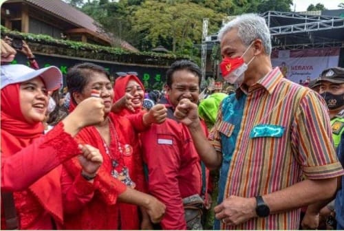 Ganjar Pranowo saat menyapa warga Kabupaten Semarang saat menggelar acara Perempuan Berkebaya. (Ist)