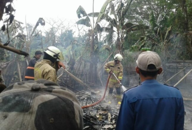 Rumah yang terbakar habis diduga dibakar seorang ODGJ. Foto : Istimewa