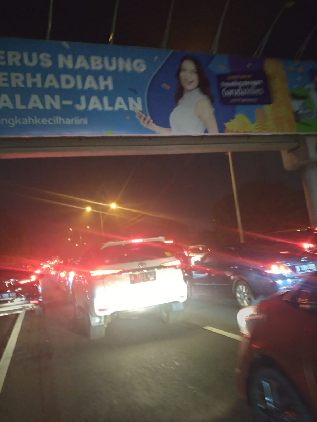 Kemacetan cukup padat di Tol Bintaro arah BSD. (tangselpos.id/ay)