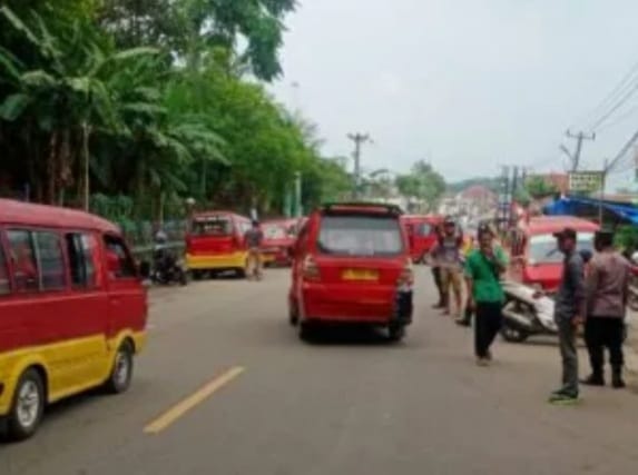 Angkot di wilayah Lebak. Foto : Istimewa