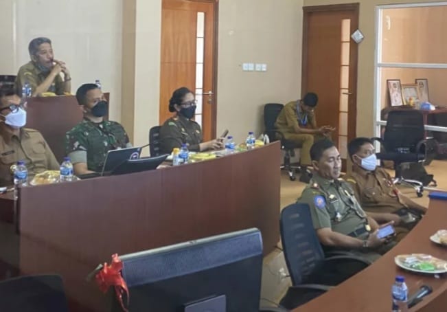 Pemkab Pandeglang Bakal Bagikan BLT BBM Kepada 87.515 Warga Wabup Pandeglang Tanto Warsono saat mengikuti rapat dengan Mensos secara zoom. (Ist)