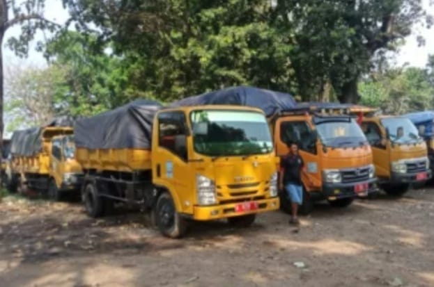 Deretan truck sampah di Kabupaten Serang akhirnya dibuang ke Kota Cilegon. Foto : Istimewa