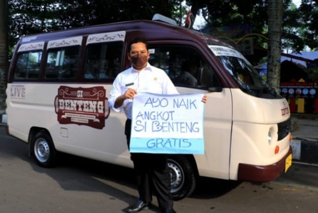 Walikota Tangerang membawa spanduk naik angkot Si Benteng gratis. Foto : Istimewa