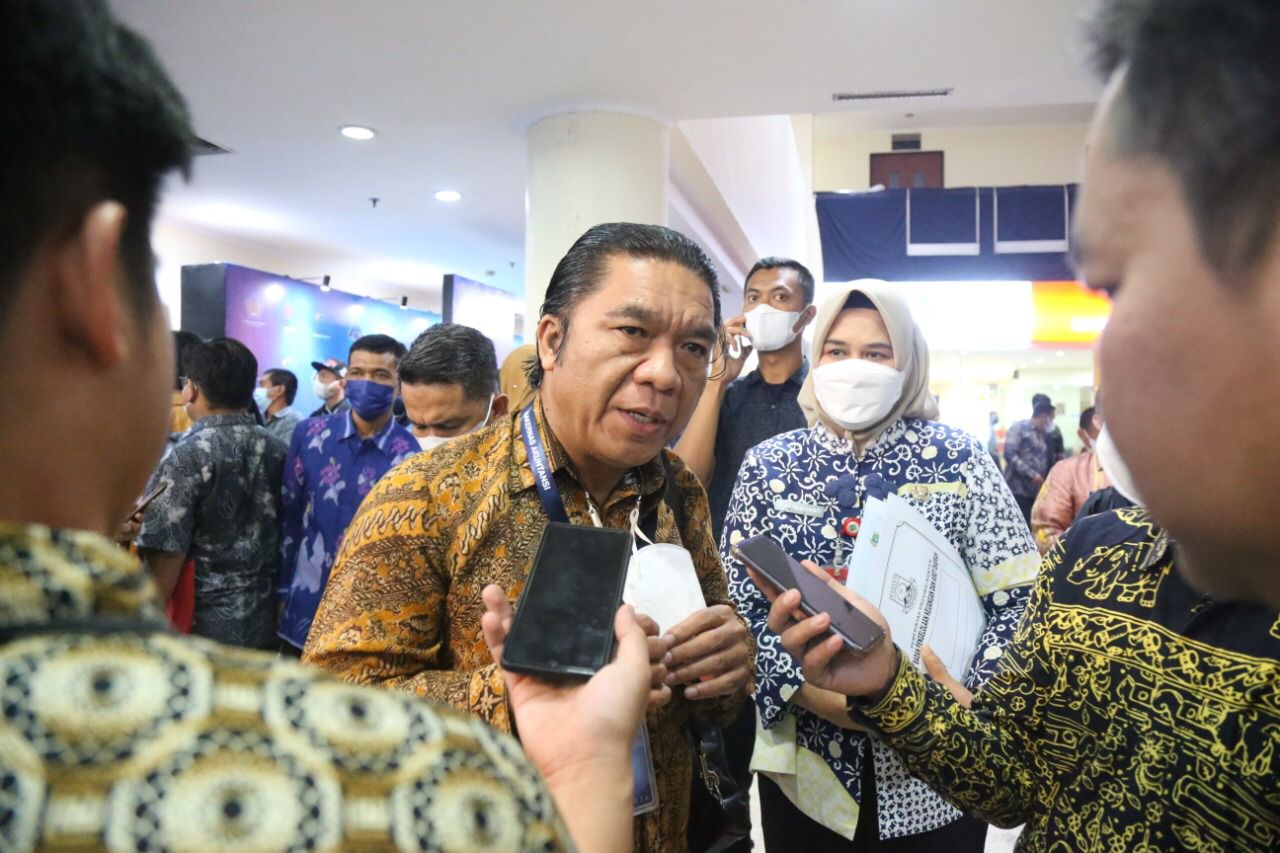 Pemprov Banten Laksanakan Asas Kehati-hatian Dalam Pengelolaan Keuangan Pj Gubernur Banten Al Muktabar saat memberikan keterangan pers. Foto : Humas Pemprov Banten