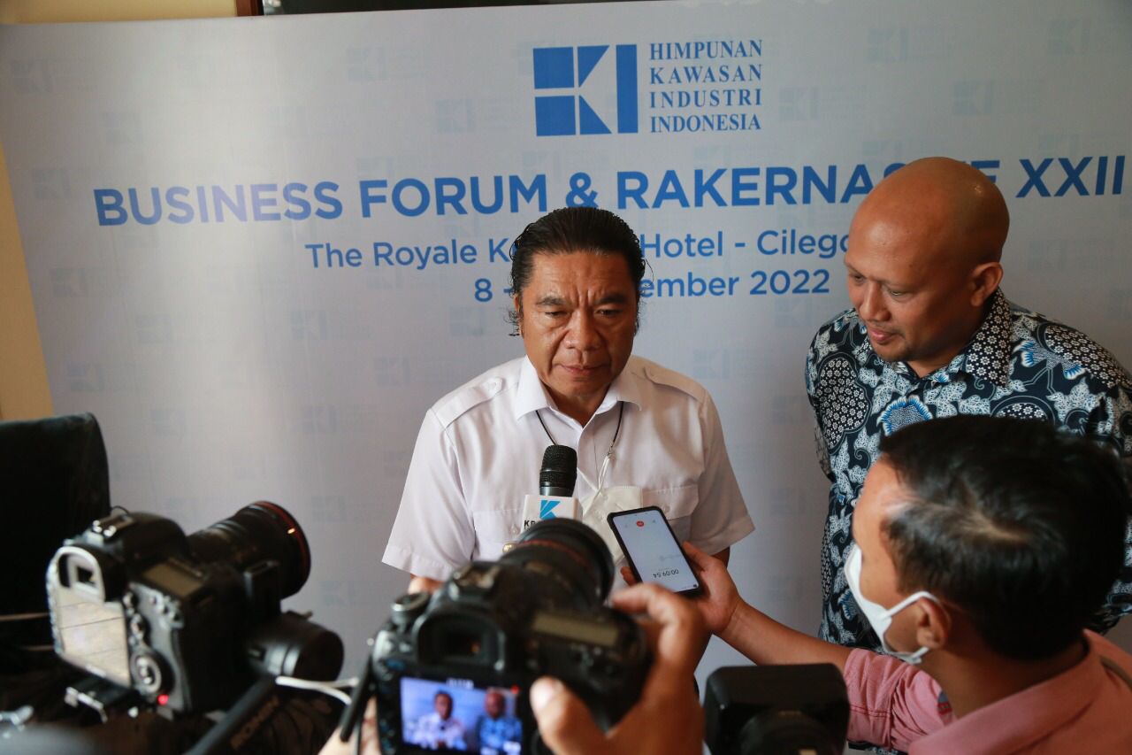 Pemprov Banten Menjadi Daerah Pertama Penyaluran BLT BBM dari APBD Pj Gubernur Banten Al Muktabar saat memberikan keterangan pers terkait BLT BBM. (Foto : Humas Pemprov)