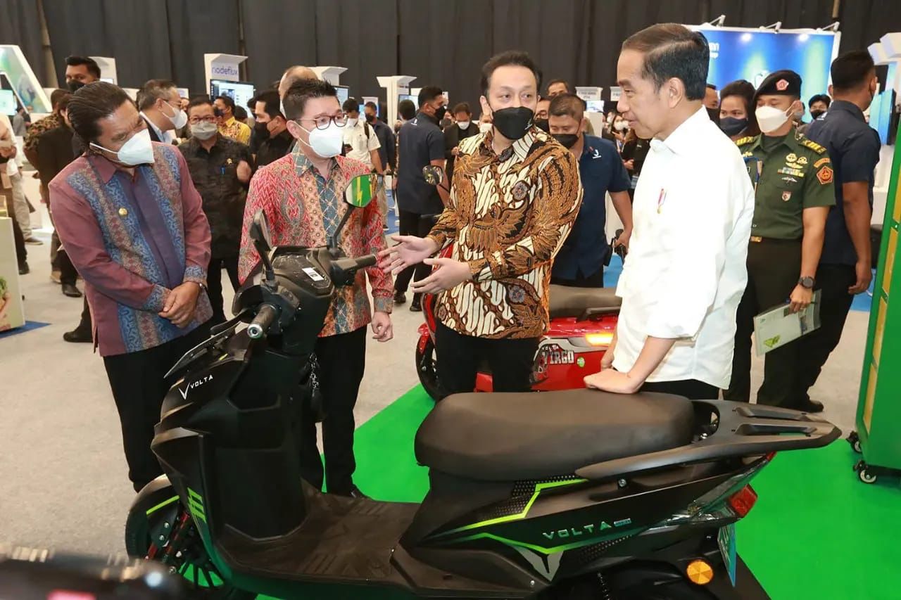 Pj Gubernur Banten Al Muktabar (kiri) saat mendampingi Presiden Jokowi pada acara Starup Day di ICE BSD, Serpong. (Ist)