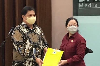 Menko Perekonomian Airlangga Hartarto bersama Ketua DPR Puan Maharani. Foto : Istimewa