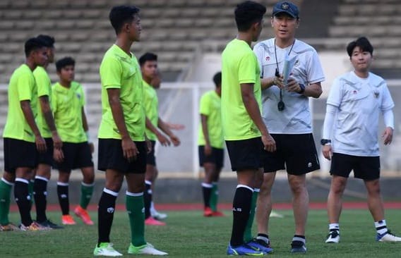 Shin Tae Yong saat memberikan instruksi kepada para pemain asuhannya. Foto : Istimewa