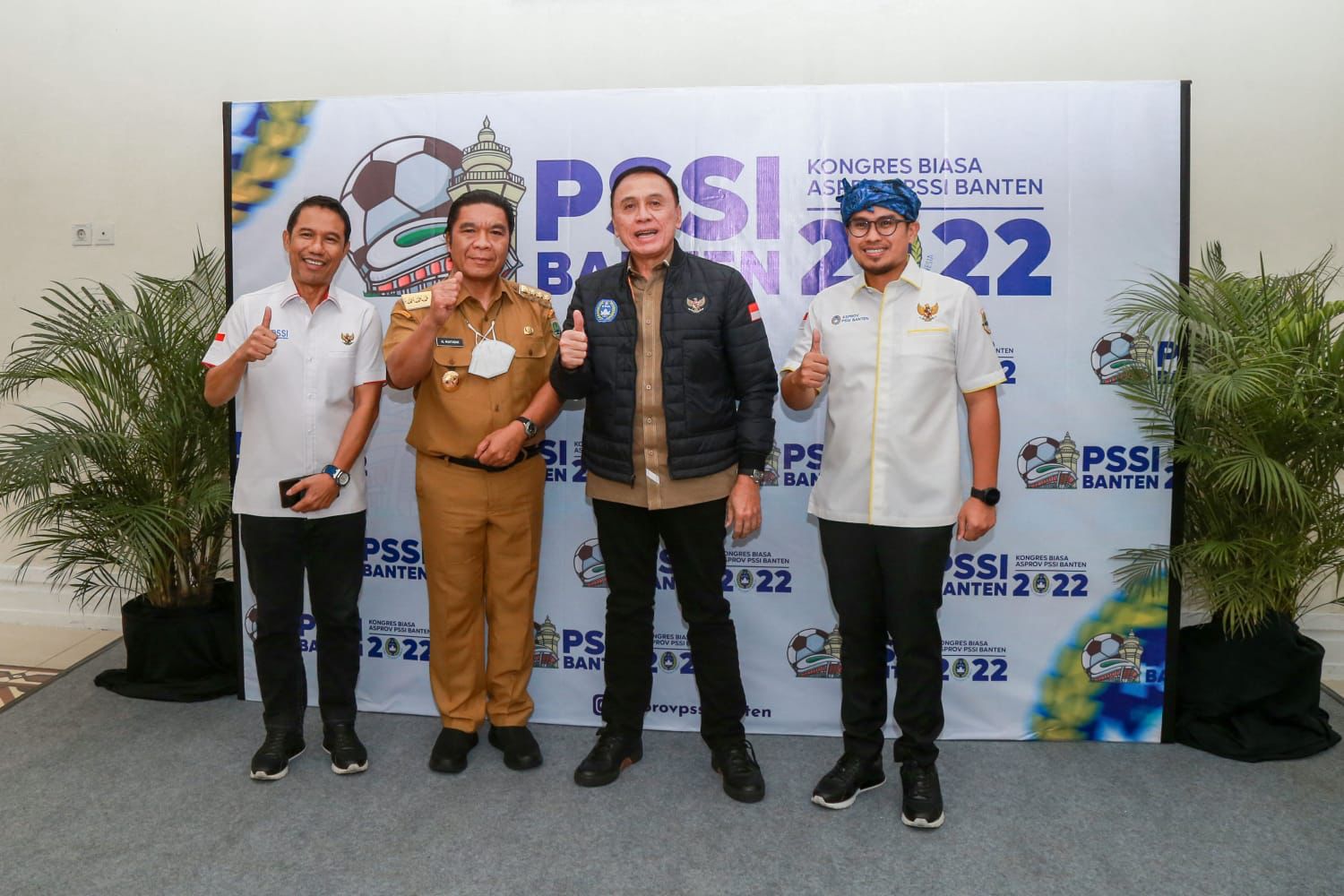 Pelantikan Pengurus PSSI Provinsi Banten 2022 - 20226. Sekretaris PSSI Banten Edi M Abduh (kiri) Pj Gubernur Banten Al Muktabar (baju coklat) Ketua Umum PSSI M. Iriawan (berjaket) Ketua PSSI Banten Pilar Saga Ichsan (kanan). (Foto : Humas Prov)