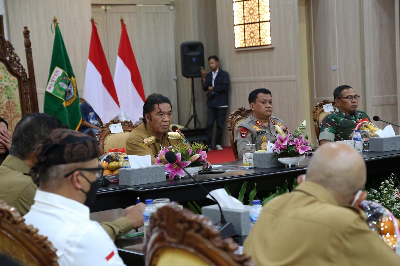 Pj Gubernur Al Muktabar: Pemprov Banten Gunakan BTT Untuk BLT BBM Pj Gubernur Banten bersama Forkopimda mengikuti rapat virtual yang dipimpin oleh Menteri Dalam Negeri M. Tito Karnavian. (Foto : Humas Pemprov)