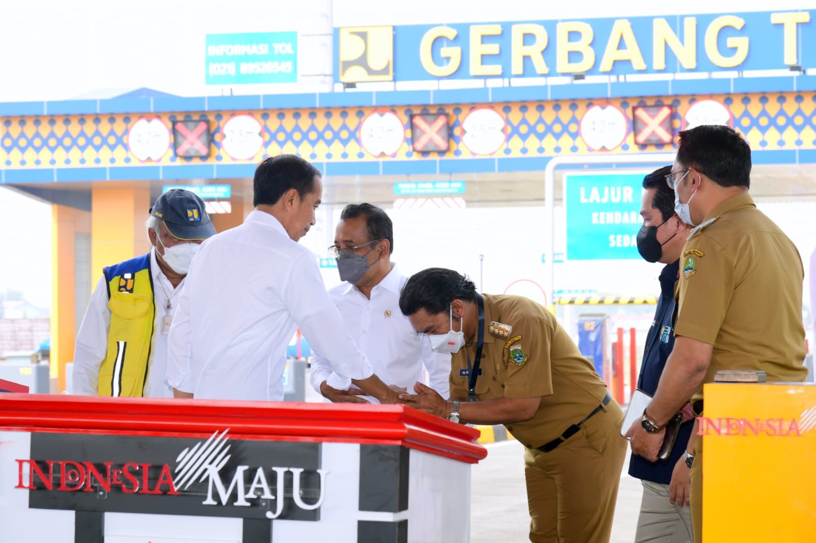 Pj Gubernur Banten Al Muktabar Dampingi Presiden Joko Widodo Resmikan Jalan Tol Serpong – Balaraja Seksi 1A Pj Gubernur Banten saat mendampingi Presiden Jokowi meresmikan Tol Serpong-Balaraja Seksi 1A. Foto : Humas Pemprov Banten