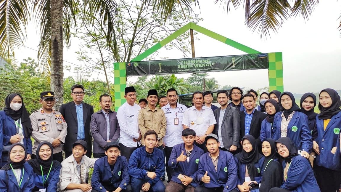 Pj Gubernur Banten Al Muktabar saat bersama Mahasiswa Universitas Islam Yusuf Tangerang di Kampung Serai Wangi, Cisoka, Kabupaten Tangerang. (Foto : Humas Pemprov)