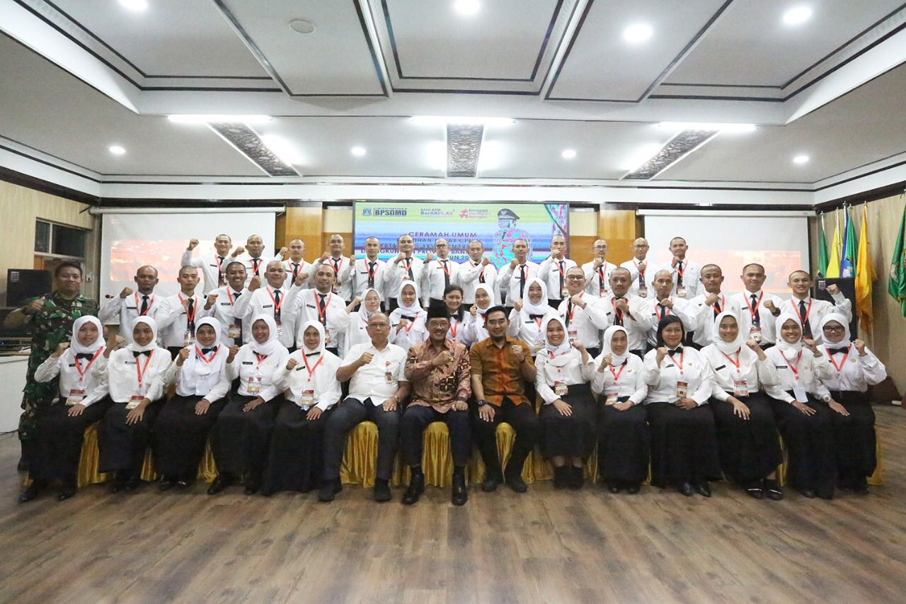 Pj Sekda Provinsi Banten: Kunci Pembangunan Pada Sumber Daya Manusia Pj Sekda Banten M Tranggono bersama para CPNS Provinsi Banten. (Foto : Humas Pemprov)