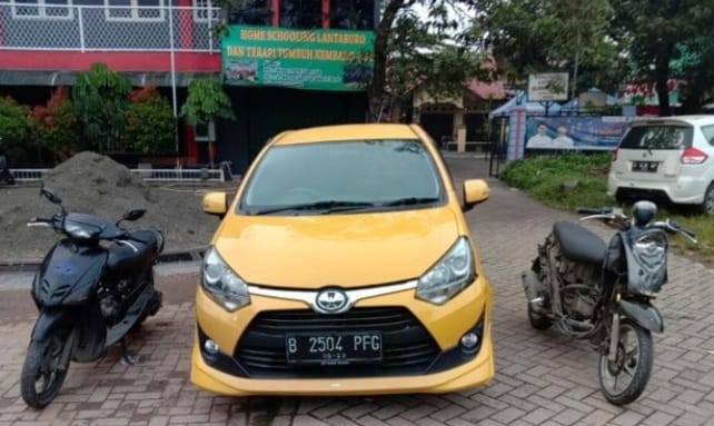Polisi Berhasil Menangkap Komplotan Pencuri Mobil Di Showroom Karawaci Barang bukti mobil Agya berwarna kuning berhasil digondol pemcuri dari sebuah showroom di Karawaci. (Ist)