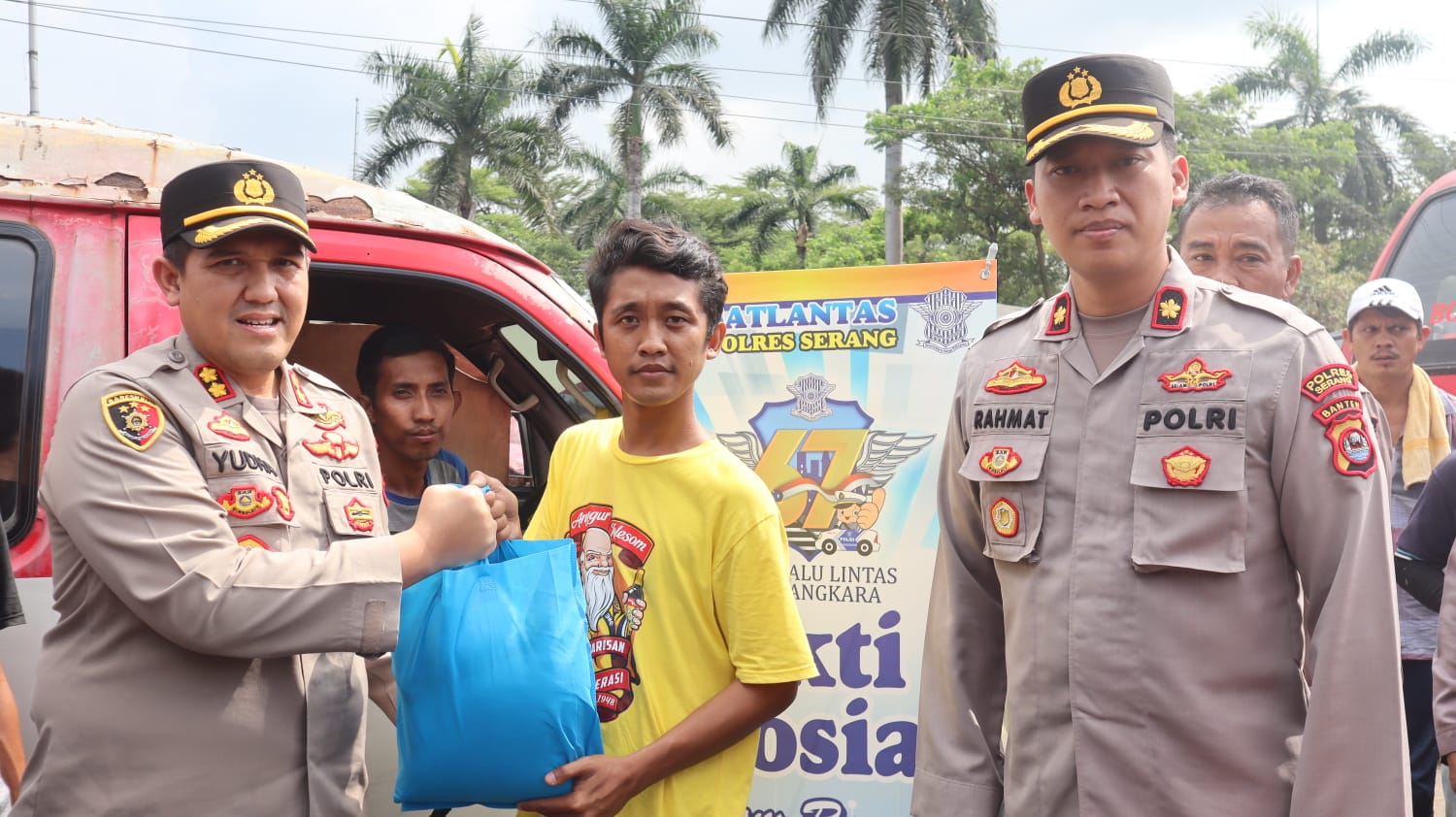 Polres Serang Berikan Bantuan Paket Sembako Buat Opang Dan Sopir Angkot Kapolres Serang AKBP Yudha Satria dan Wakapolres Serang Kompol Rahmat Sampurno saat memberikan paket sembako kepada Opang dan Sopir Angkot. Foto : Humas Polda Banten