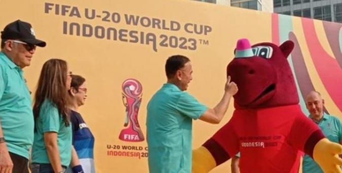 PSSI Luncurkan Maskot Piala Dunia U-20, Bacuya Ketua Umum PSSI Mochhammad Iriawan dan maskot Badak Cula Cahaya. Foto : Istimewa