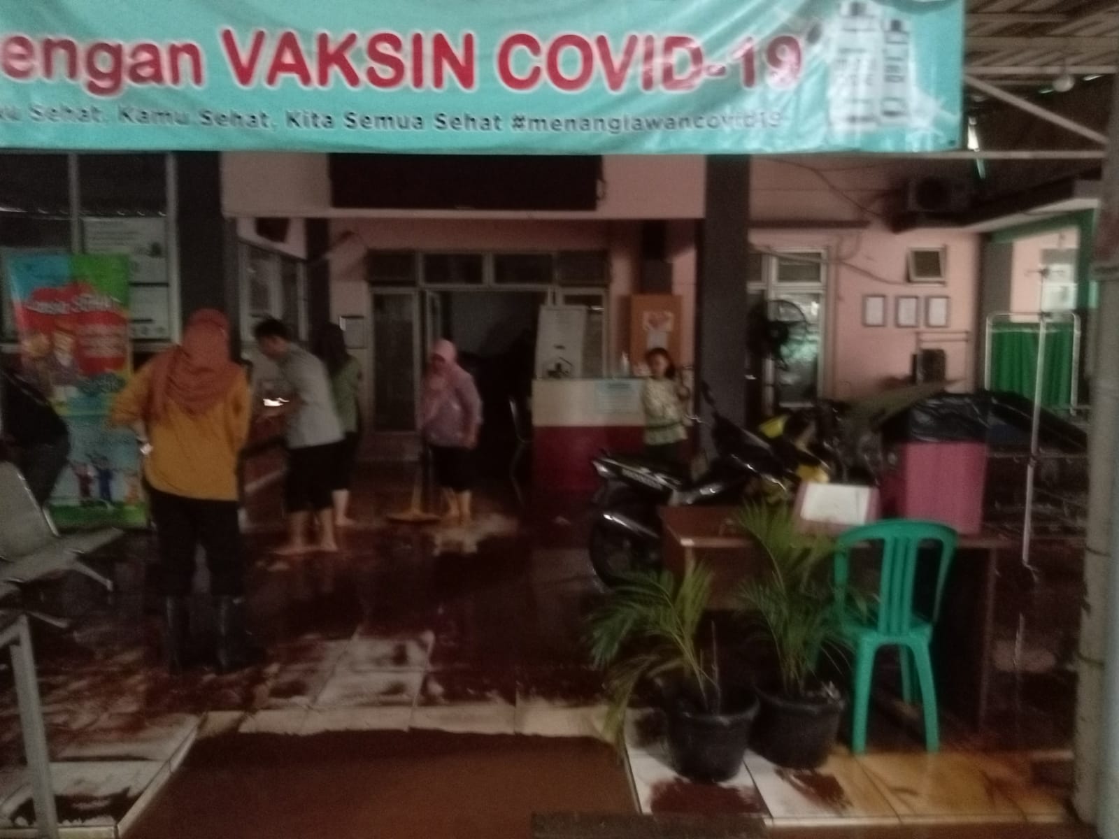 Puskesmas Rawa Buntu Terendam Banjir, Pasien Terpaksa Dirujuk ke Tempat Lain Puskesmas Rawa Buntu Terendam Banjir, Pasien Terpaksa Dirujuk ke Tempat Lain. (tangselpos.id/di)