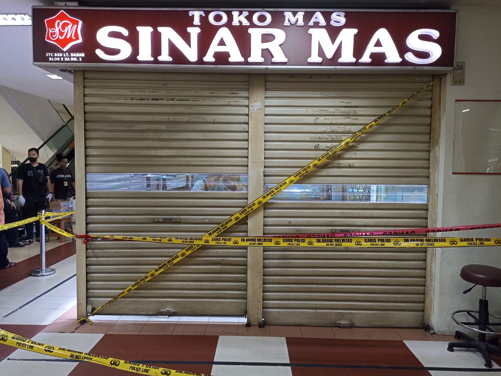 Rampok Bersenjata Satroni Toko Emas di Serpong, Polisi : Pelaku Sempat Menembak Polisi pastikan rampok yang beraksi di toko emas, Serpong, Tangerang Selatan (Tangsel), menenteng senjata, pada Jumat (16/9/2022).. (tangselpos.id/mg-1)
