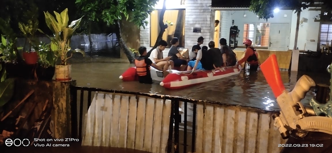 Ratusan Rumah Terendam Banjir, Warga Puri Bintaro Butuhkan Bantuan Makanan & Selimut Ratusan warga Perumahan Puri Bintaro Indah, Jombang, Ciputat, Tangerang Selatan (Tangsel) yang terdampak banjir, membutuhkan uluran tangan. (tangselpos.id/ist)