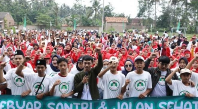 Ribuan Santri Dan Masyarakat Lampung Selatan Suarakan Ganjar Presiden 2024 Santri dan warga Kabupaten Lampung Selatan ikut meramaikan " Gebyar Santri dan Jalan Sehat , Damai Untuk Negeri " . Foto : Istimewa