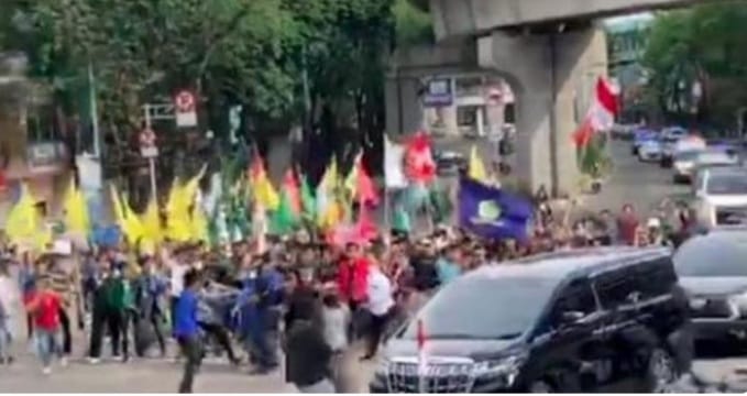 Rombongan Wapres RI dihadang para pendemo di Palembang. (Ist)