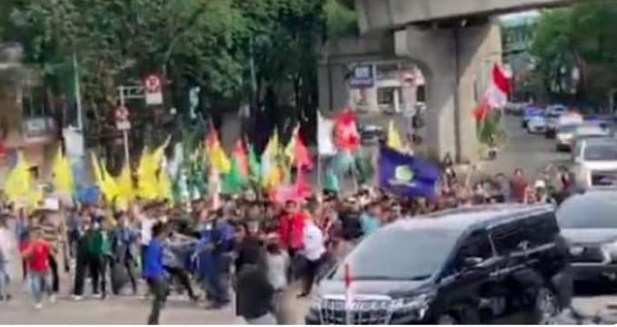 Rombongannya Dihadang Pendemo BBM Rombongan Wapres RI dihadang para pendemo di Palembang. (Ist)