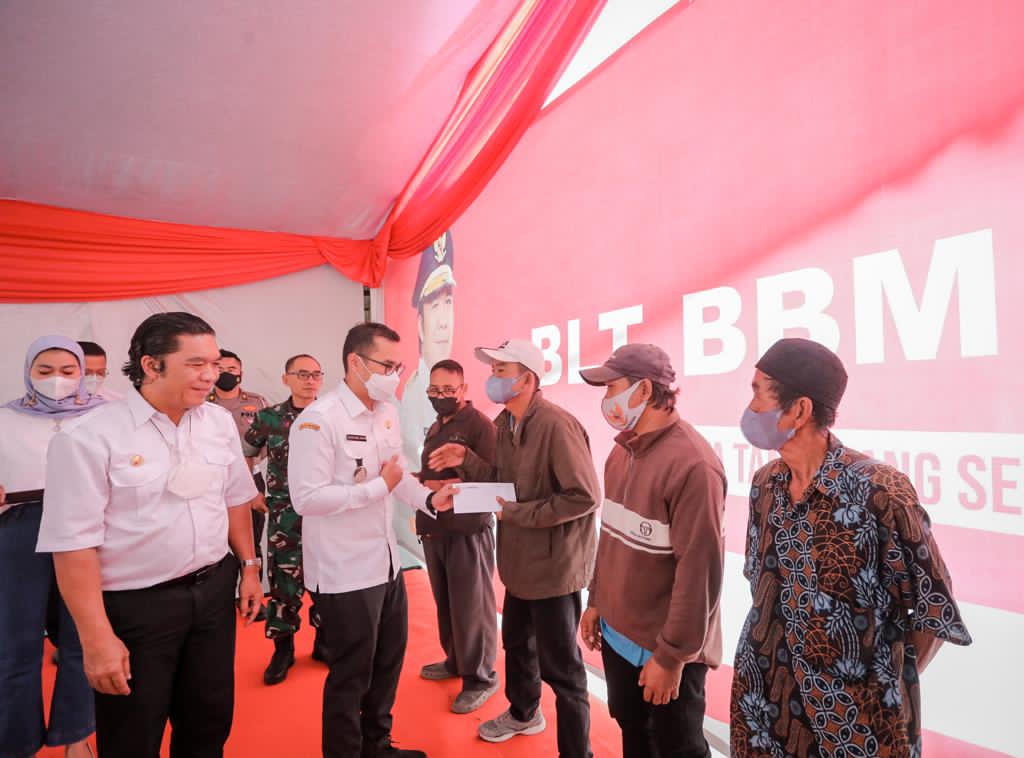 Salurkan BLT BBM di Serpong, Pj Gubernur Banten : Dari Kita, Oleh Kita, & Untuk Kita Wakil Wali Kota Tangsel, Pilar Saga Ichsan dan Pj Gubernur Banten, Al Muktabar saat menyalurkan BLT BBM. (ist)