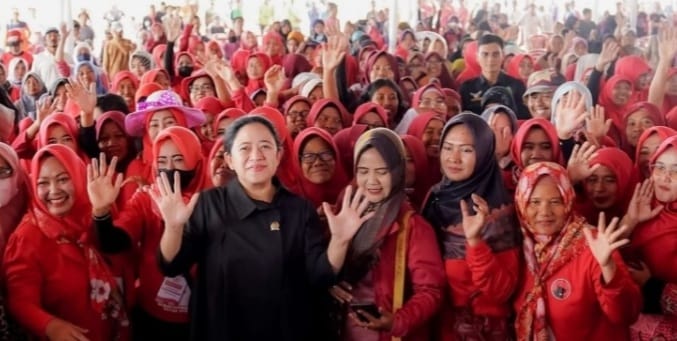 Siapa Capres Pilihan Mega? Puan Maharani saat berada di Majalengka, Jaw Barat bersama para pendukungnya. (Ist)