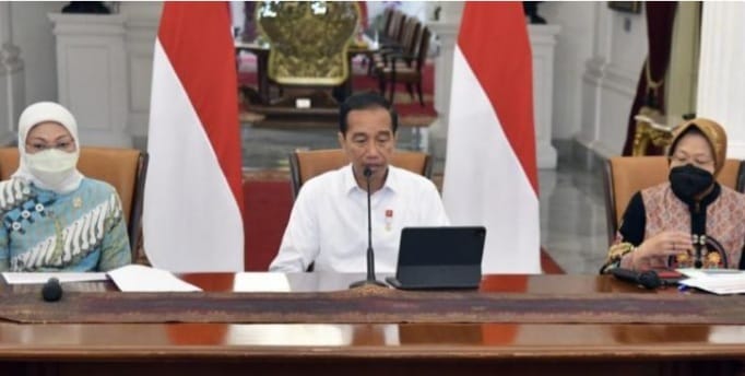 Presiden Jokowi saat memberikan keterangan pers bersama Menteri Ketenagakerjaan Ida Fauziah dan Mensos Tri Rismaharini. (Foto : Setpres)