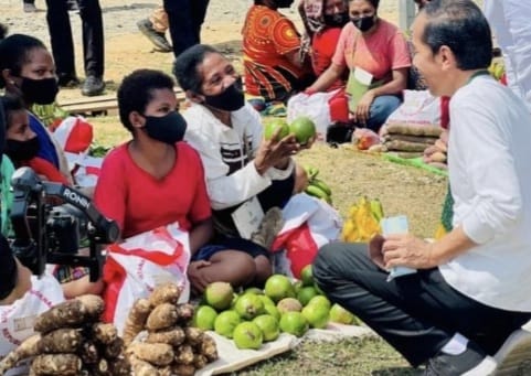 Presiden Jokowi sedang berdialog dengan warga di Jayapura. (Foto : Setpres)