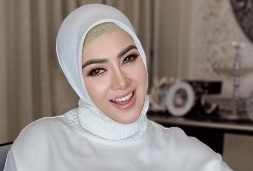 Syahrini, Diduga Bohong Lulus Cepat Sarjana Hukum Syahrini. (Ist)