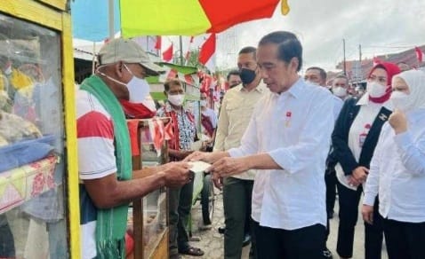 Tak Mau Daya Beli Masyarakat Nyungsep Jokowi Kembali Bagi-bagi BLT BBM Presiden Jokowi saat memberikan BLT BBM di Saumlaki. (Foto : Setpres)
