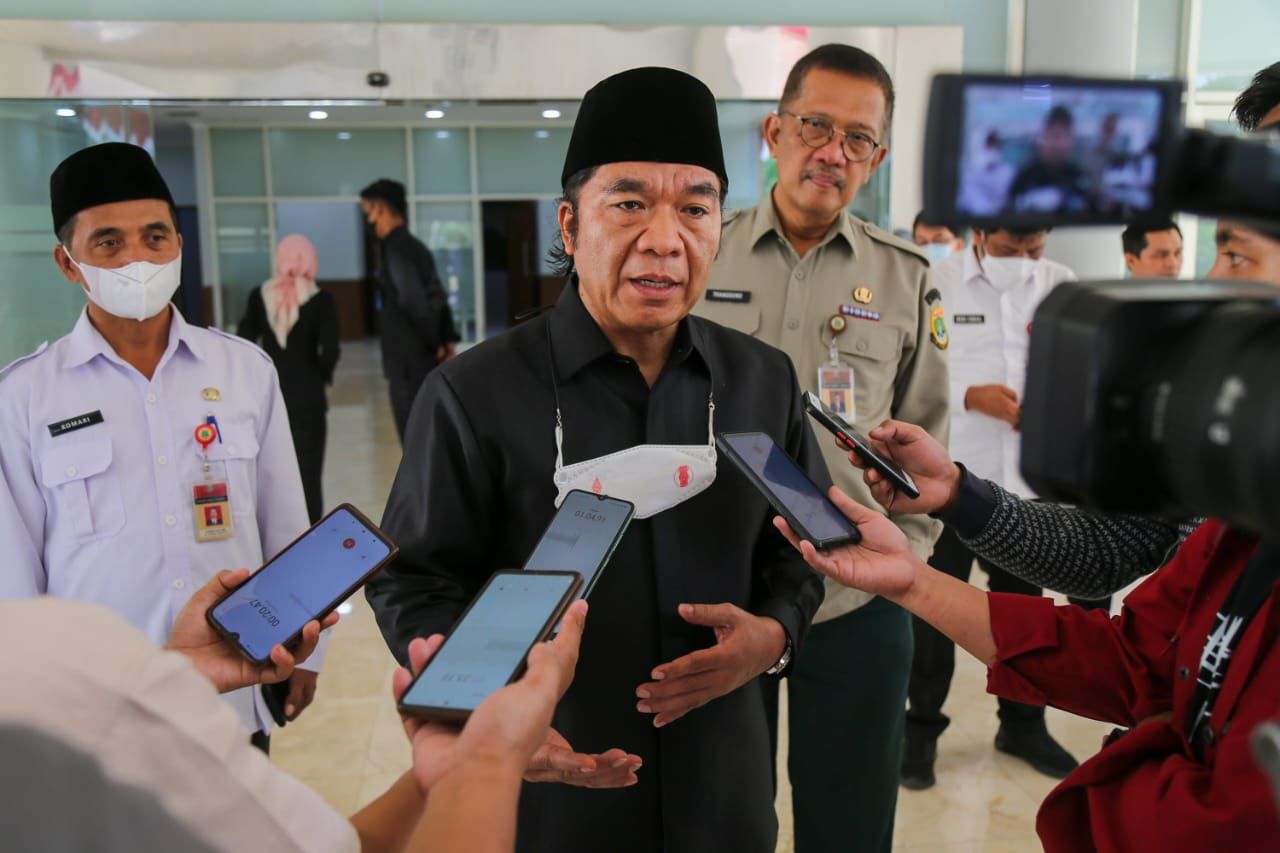 Pj Gubernur Banten Al Muktabar saat memberikan keterangan pers di kantor DPRD Provinsi Banten. (Foto : Humas Prov)